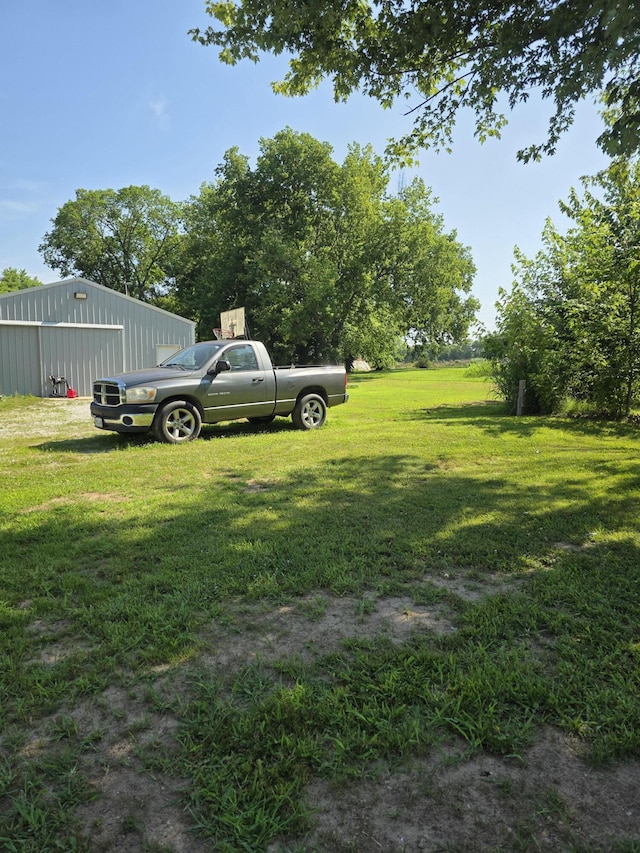 206 Ada St, Greenfield, MO 65661 - view of green lawn featuring a pole building and an outbuilding