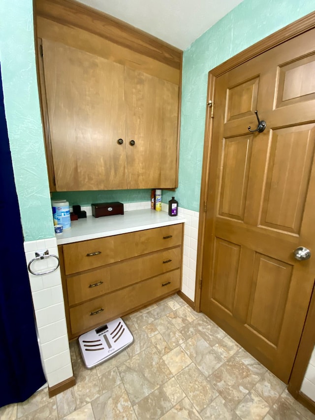 1605 S Park Ave, Aurora, MO 65605 - bathroom with stone finish floors