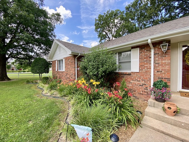 1605 S Park Ave, Aurora, MO 65605 - view of front facade featuring brick siding, a front yard, and a shingled roof