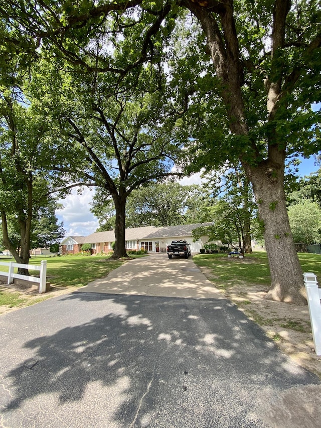 1605 S Park Ave, Aurora, MO 65605 - view of front of house featuring driveway and a front yard
