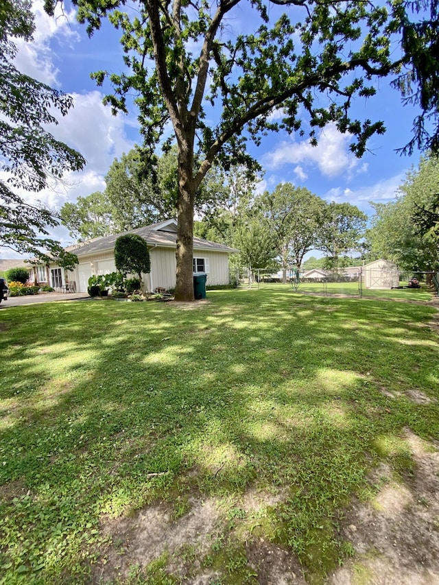 1605 S Park Ave, Aurora, MO 65605 - view of yard featuring an attached garage
