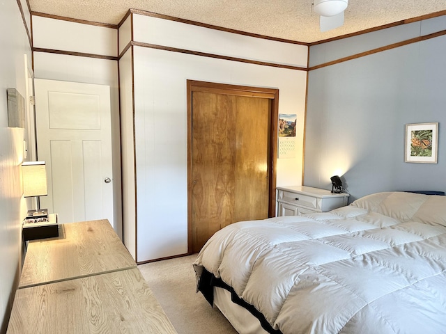 25795 Canyon Dr, Hermitage, MO 65668 - bedroom with light carpet, crown molding, a textured ceiling, and a closet