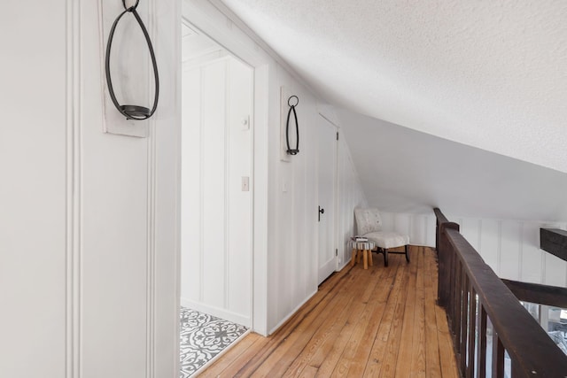 196 Lakeside Way, Forsyth, MO 65653 - corridor featuring light wood-style floors, a textured ceiling, and vaulted ceiling
