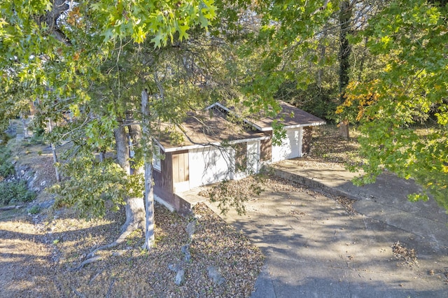 196 Lakeside Way, Forsyth, MO 65653 - view of front facade with an outbuilding