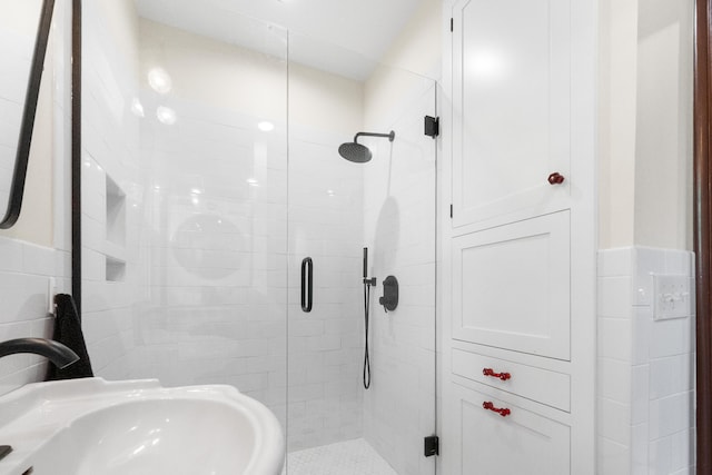 933 W Pershing St, Springfield, MO 65806 - bathroom featuring a stall shower and tile walls