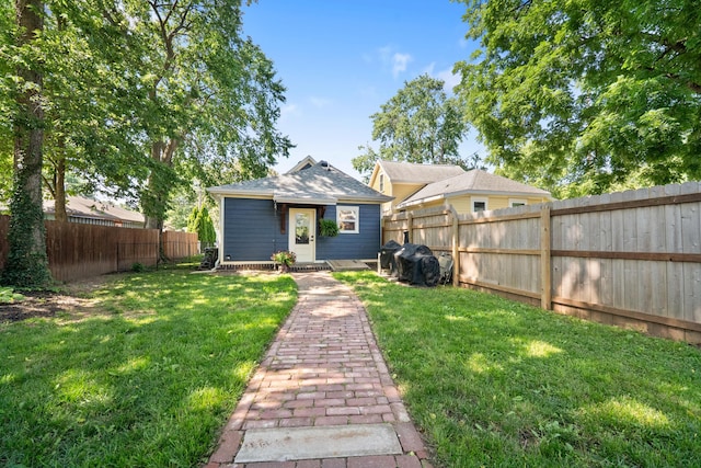 933 W Pershing St, Springfield, MO 65806 - view of front facade featuring a fenced backyard