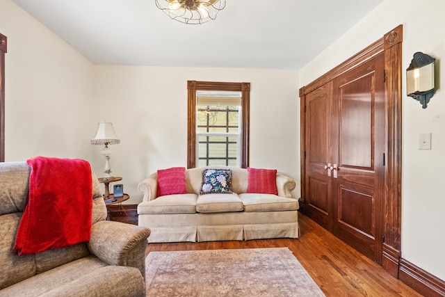 933 W Pershing St, Springfield, MO 65806 - living area featuring light wood-type flooring
