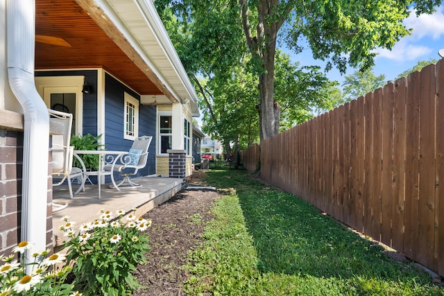 933 W Pershing St, Springfield, MO 65806 - view of yard featuring covered porch