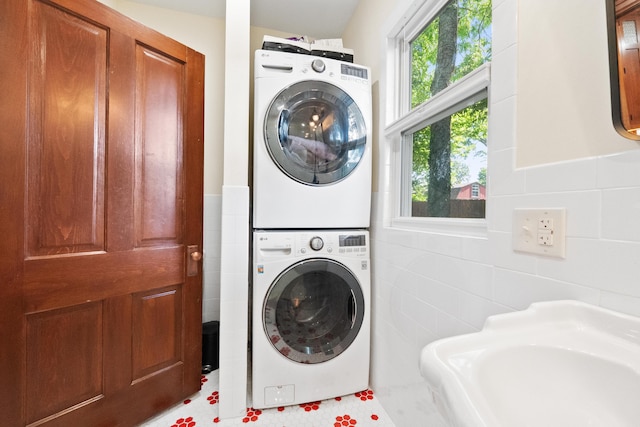 933 W Pershing St, Springfield, MO 65806 - laundry room featuring stacked washer and clothes dryer and tile walls
