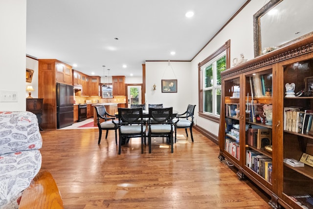 933 W Pershing St, Springfield, MO 65806 - dining room with light wood-type flooring and recessed lighting