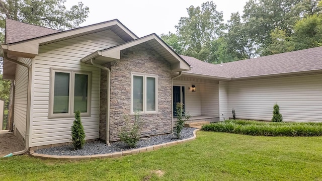 24 Oniatara Ln, Cherokee Village, AR 72529 - view of side of home with stone siding, a lawn, and roof with shingles