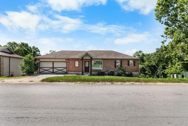223 Roundhill Rd, Branson, MO 65616 - view of front facade featuring a garage and driveway