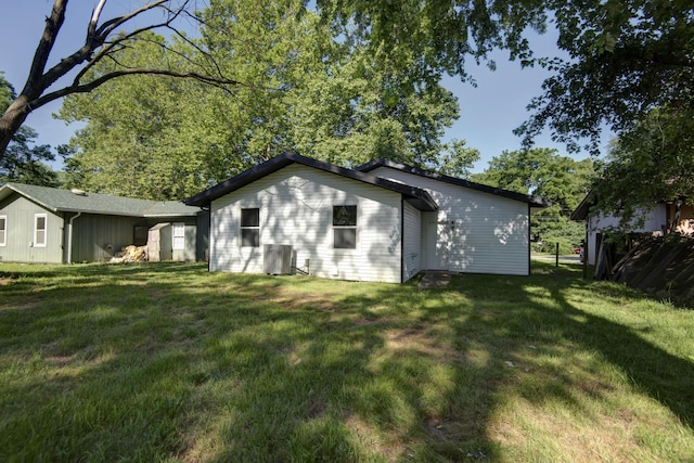 1830 N Hillcrest Ave, Springfield, MO 65802 - rear view of property with a yard
