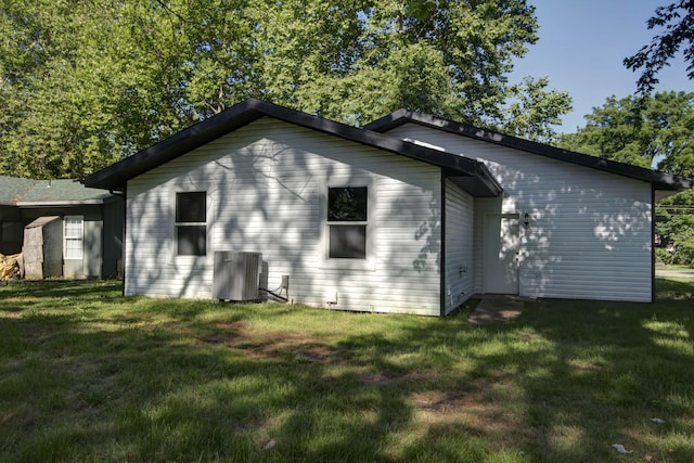 1830 N Hillcrest Ave, Springfield, MO 65802 - view of side of property with a yard