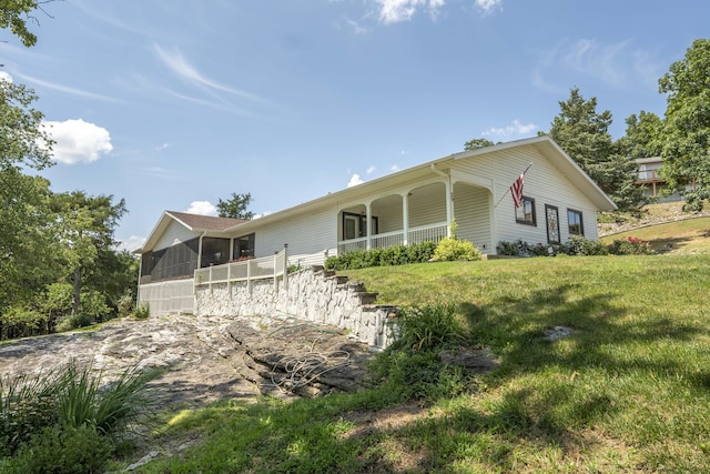 29 Trail Ridge Dr, Kimberling City, MO 65686 - view of front facade featuring a sunroom and a front yard