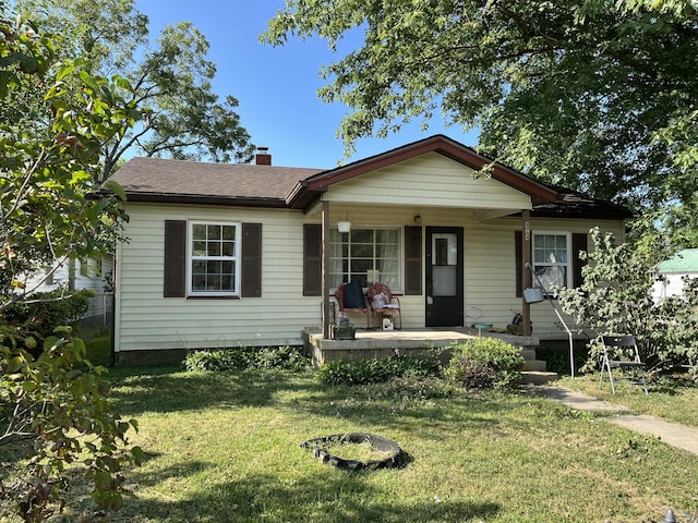424 W Park St, Seymour, MO 65746 - view of front of home featuring a porch, a front yard, and a chimney