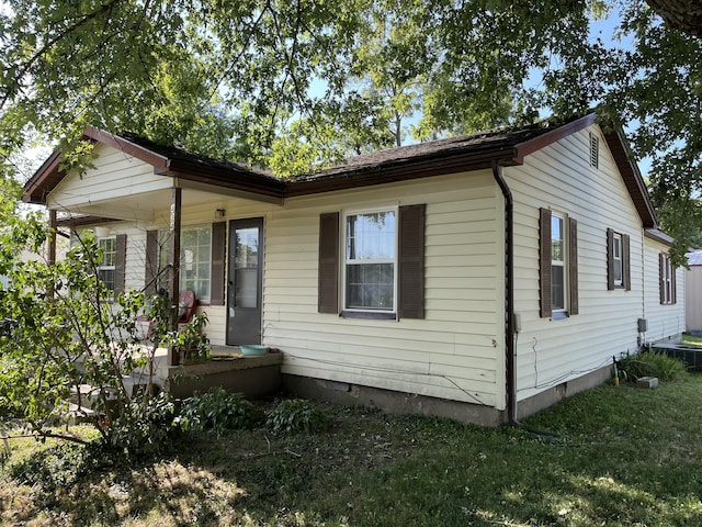 424 W Park St, Seymour, MO 65746 - view of front facade featuring crawl space and a front yard