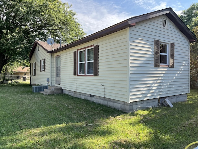 424 W Park St, Seymour, MO 65746 - view of side of home featuring a lawn, crawl space, and entry steps