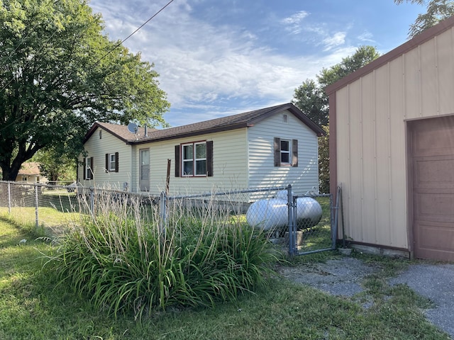 424 W Park St, Seymour, MO 65746 - view of home's exterior with a garage