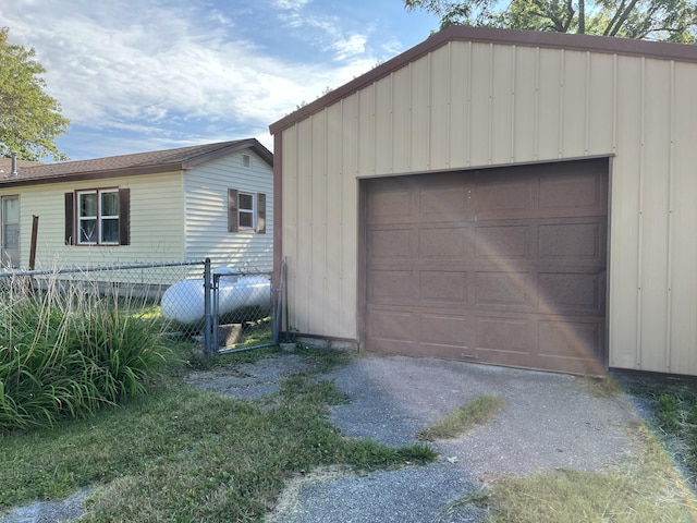 424 W Park St, Seymour, MO 65746 - detached garage featuring asphalt driveway