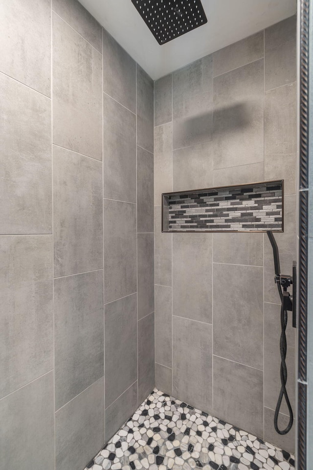 1471 E Bennett St, Springfield, MO 65804 - full bath with a tile shower