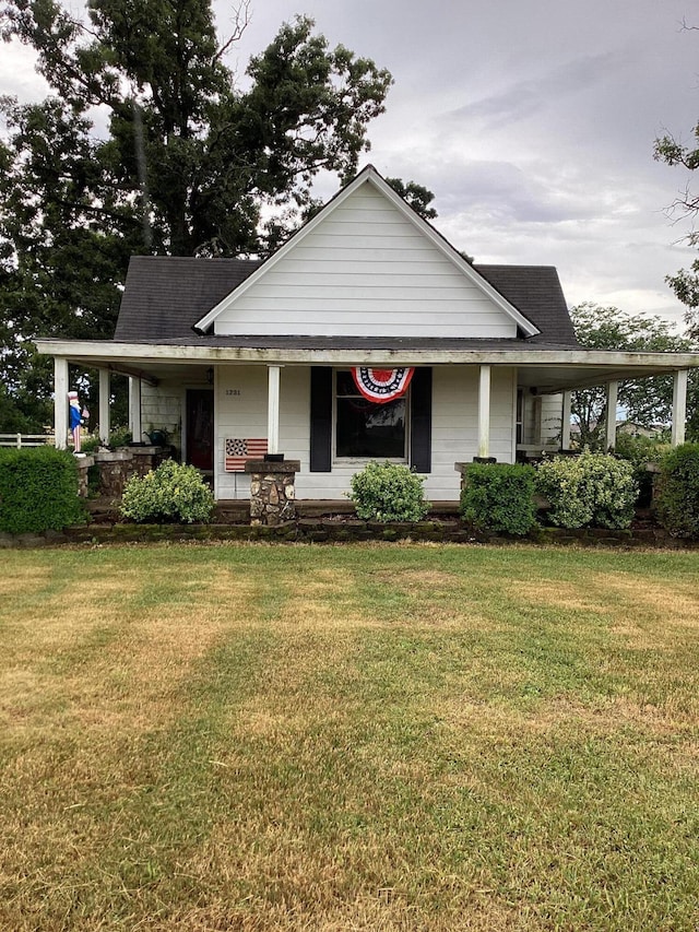 1231 W Main St, Fordland, MO 65652 - farmhouse featuring a porch and a front yard