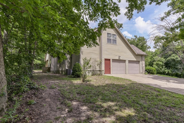613 Crossing Dr, Branson West, MO 65737 - view of side of home featuring concrete driveway and a garage