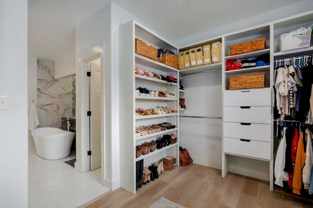 1373 E River Oak Dr, Springfield, MO 65803 - walk in closet featuring light wood-style floors
