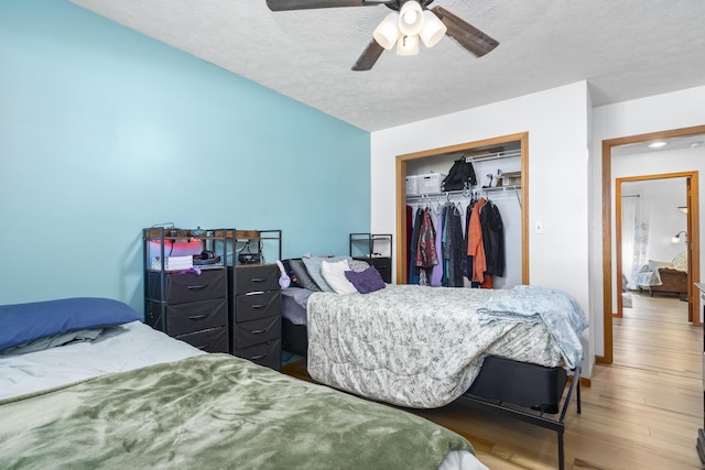 4105 S Oak Ave, Springfield, MO 65804 - bedroom featuring wood finished floors, a closet, a textured ceiling, and a ceiling fan