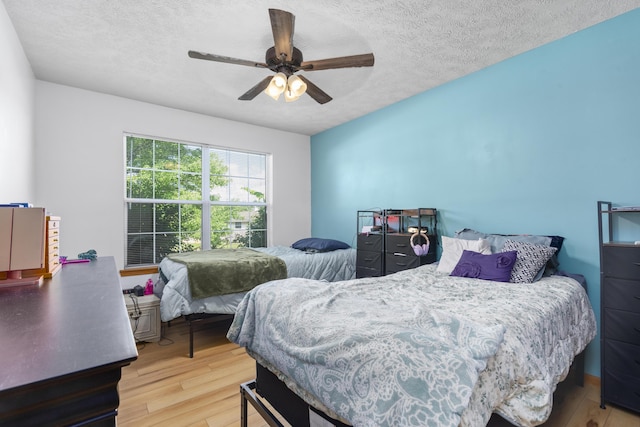 4105 S Oak Ave, Springfield, MO 65804 - bedroom featuring wood finished floors, a textured ceiling, and ceiling fan