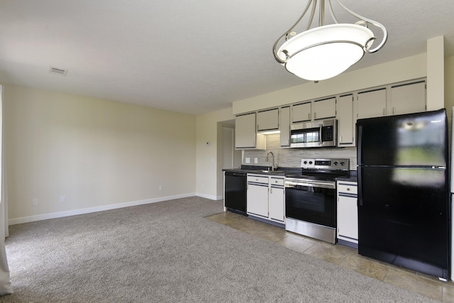 12 Scenic Ct Unit 10, Branson, MO 65616 - kitchen with black appliances, dark countertops, tasteful backsplash, decorative light fixtures, and light carpet