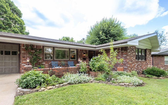 1119 S Cedarbrook Ave, Springfield, MO 65804 - ranch-style house featuring brick siding, an attached garage, and a front yard