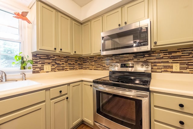 1119 S Cedarbrook Ave, Springfield, MO 65804 - kitchen featuring appliances with stainless steel finishes, tasteful backsplash, and light countertops
