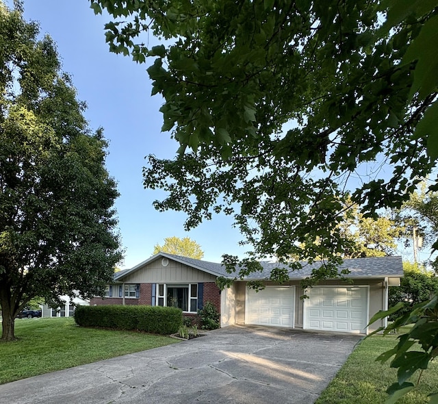 311 Crestwood Dr, Neosho, MO 64850 - ranch-style home with concrete driveway, a garage, a front yard, and brick siding