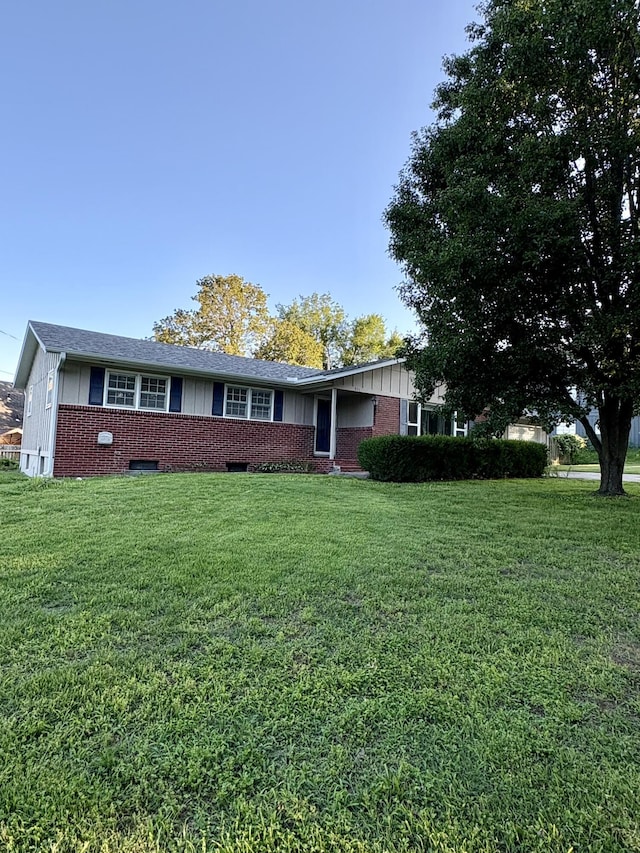 311 Crestwood Dr, Neosho, MO 64850 - single story home featuring brick siding, a front yard, and board and batten siding