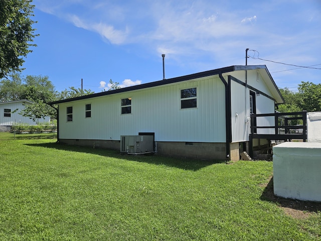 401 Walnut St, Ava, MO 65608 - rear view of house featuring crawl space and a lawn