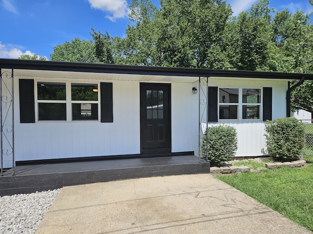 401 Walnut St, Ava, MO 65608 - view of front of home featuring covered porch