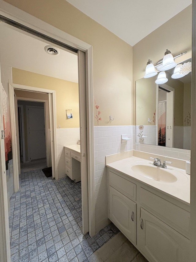 2412 S Camber Ave, Springfield, MO 65809 - full bath with vanity, tile walls, and wainscoting