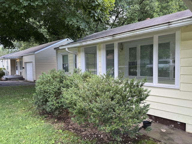 522 W Catalpa St, Springfield, MO 65807 - view of side of home featuring a garage