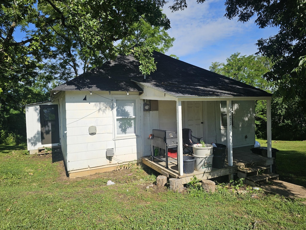 1231 Jefferson Ave, West Plains, MO 65775 - view of front of property featuring a front lawn