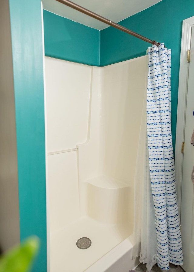 1050 S Glenn Ave, Springfield, MO 65802 - full bathroom featuring a shower with shower curtain