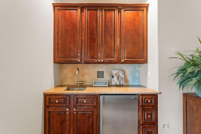 128 Mulligan Ct, Branson, MO 65616 - indoor wet bar featuring fridge and tasteful backsplash