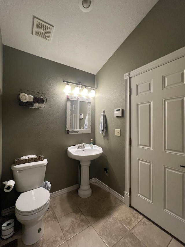 7876 County Road 3400, Mountain View, MO 65548 - bathroom featuring vaulted ceiling and tile patterned floors