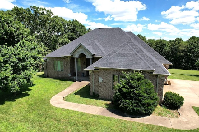 7876 County Road 3400, Mountain View, MO 65548 - view of front facade featuring a front yard, roof with shingles, and concrete driveway