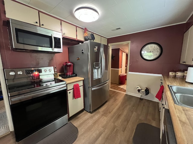 2039 US Highway 65, Buffalo, MO 65622 - kitchen with appliances with stainless steel finishes, light countertops, and light wood-style floors