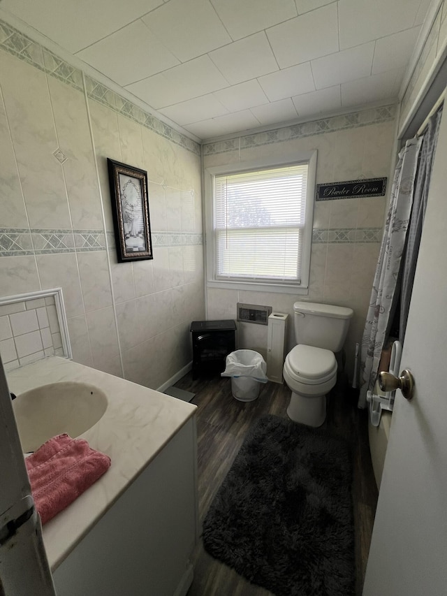 2039 US Highway 65, Buffalo, MO 65622 - full bath with tile walls, wood finished floors, and vanity