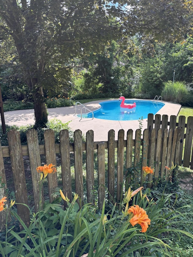 5751 S Kings Ave, Springfield, MO 65810 - view of outdoor pool