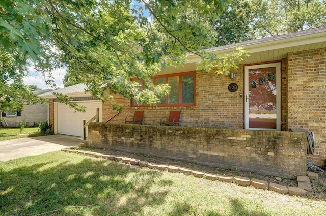 528 N Locust St, Marshfield, MO 65706 - ranch-style home featuring brick siding, a garage, driveway, and a front yard