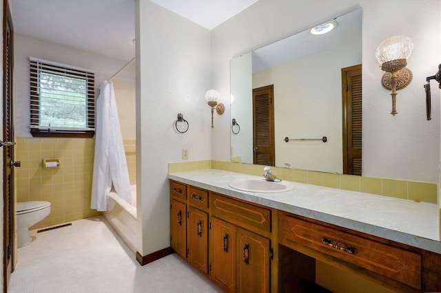3520 E Carol Dr, Springfield, MO 65809 - full bath with vanity and shower / bath combination with curtain