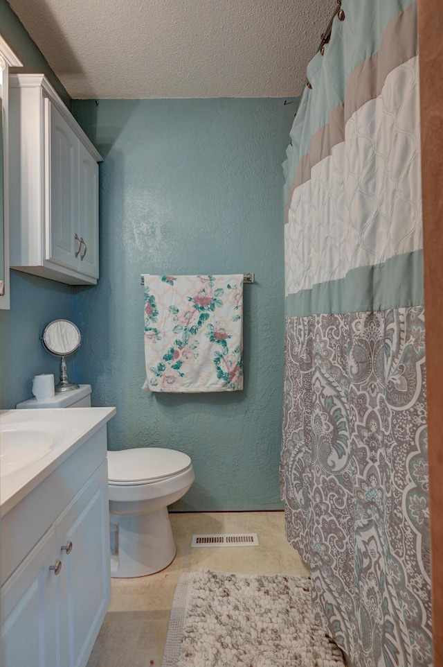 2148 Carrie St, Carthage, MO 64836 - full bath with vanity, a textured ceiling, a textured wall, and curtained shower